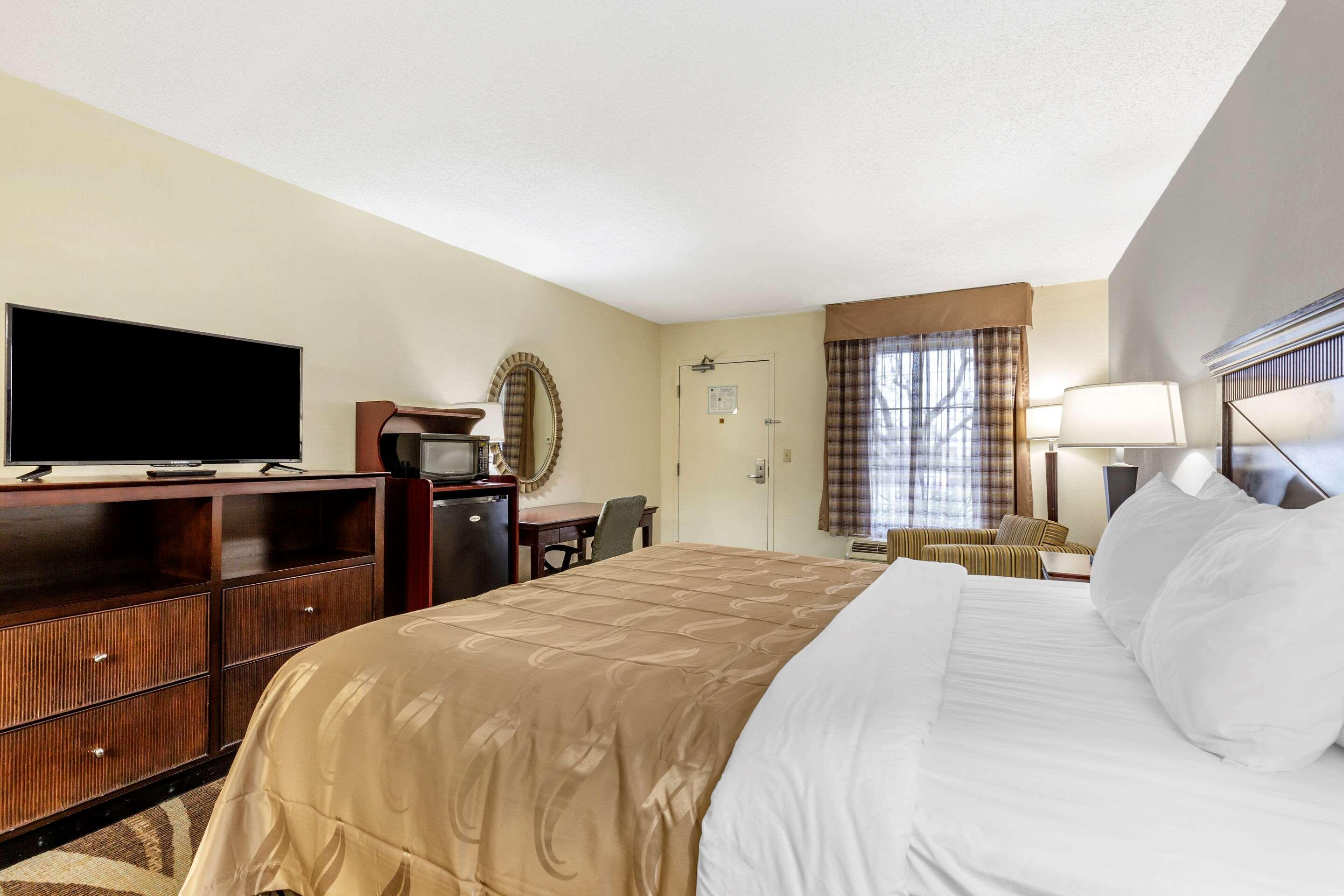Quality Inn Windsor Mill Eksteriør billede