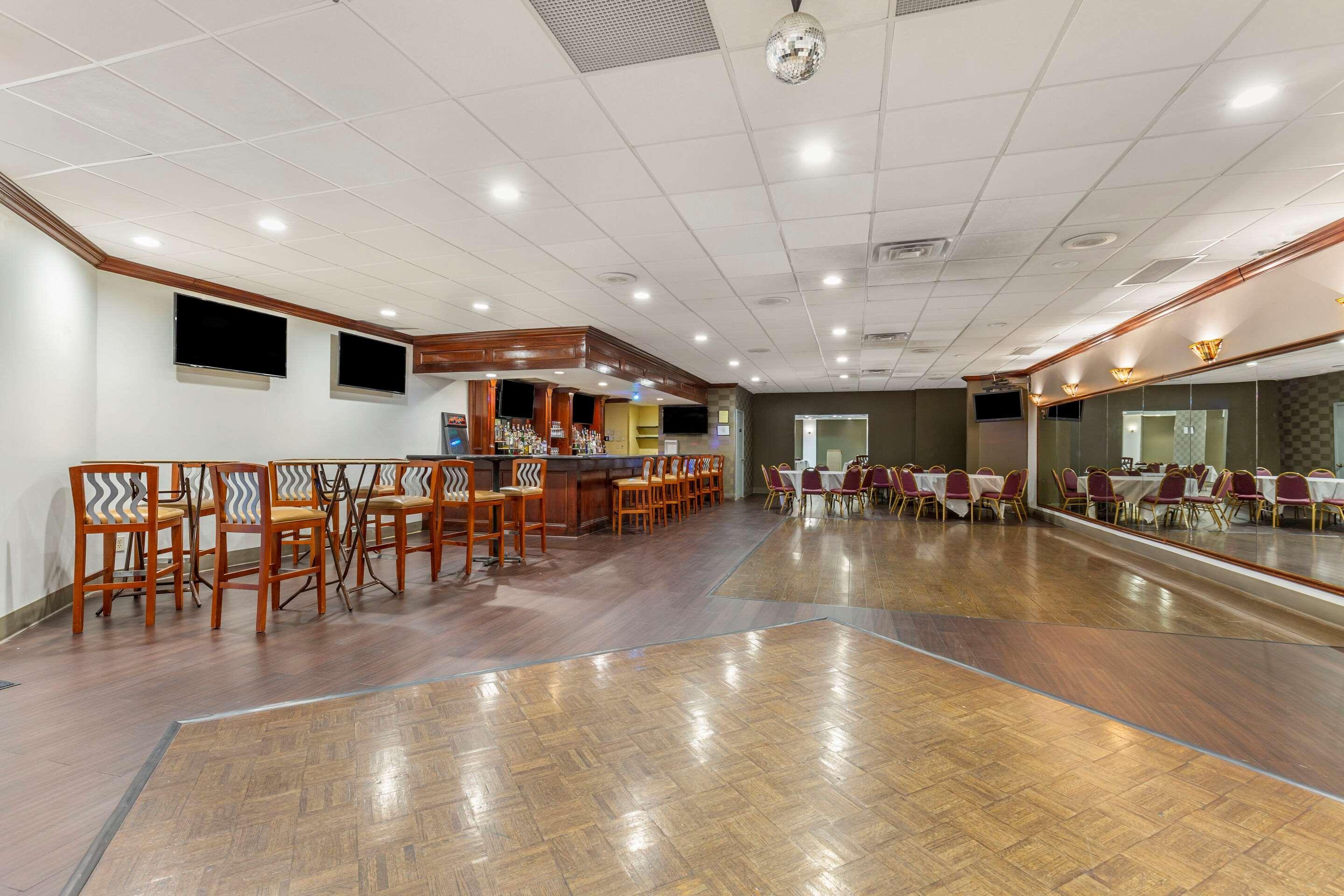 Quality Inn Windsor Mill Eksteriør billede