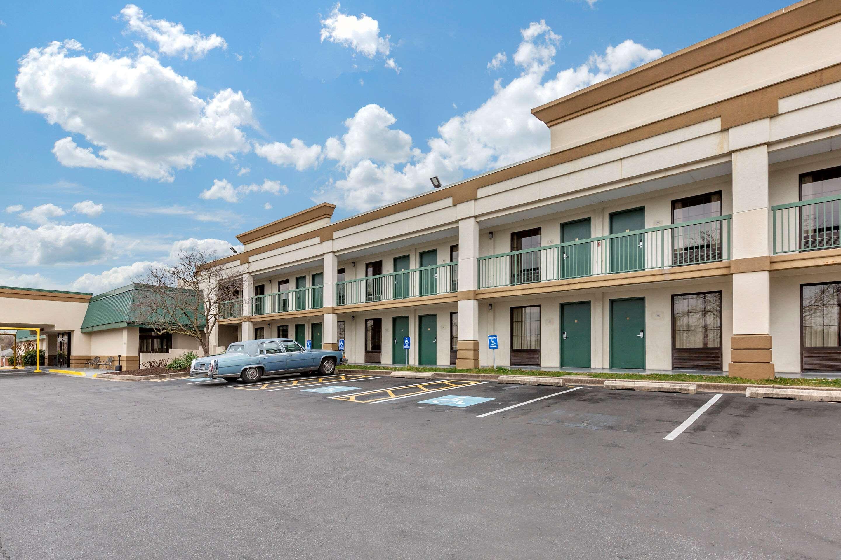 Quality Inn Windsor Mill Eksteriør billede