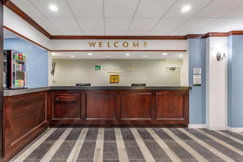 Quality Inn Windsor Mill Eksteriør billede