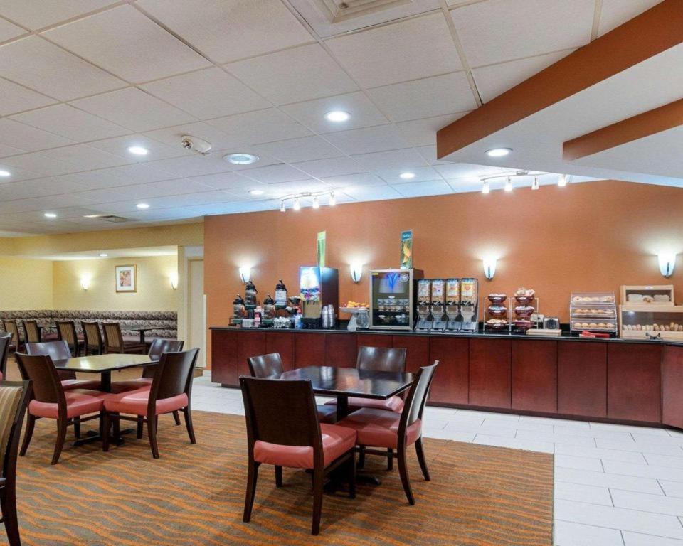 Quality Inn Windsor Mill Eksteriør billede