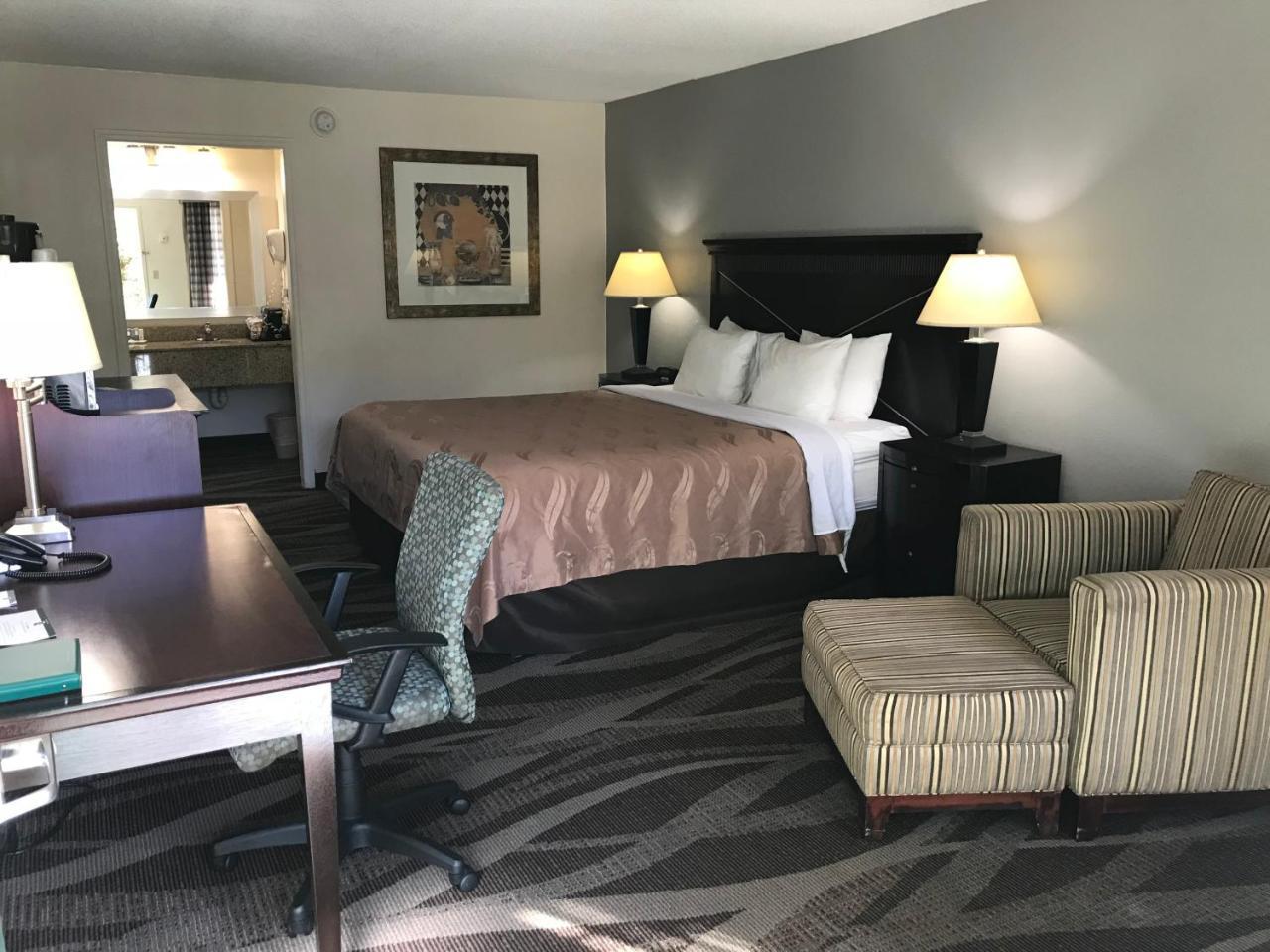 Quality Inn Windsor Mill Eksteriør billede
