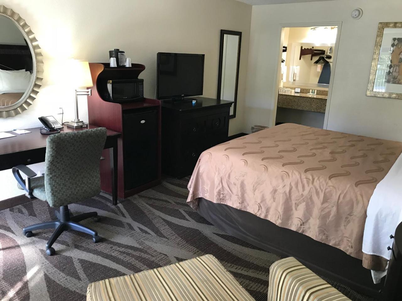 Quality Inn Windsor Mill Eksteriør billede